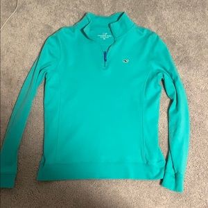 Fineyard vines pullover